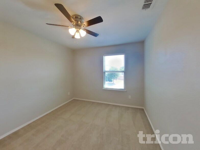 Building Photo - 528 Shell St