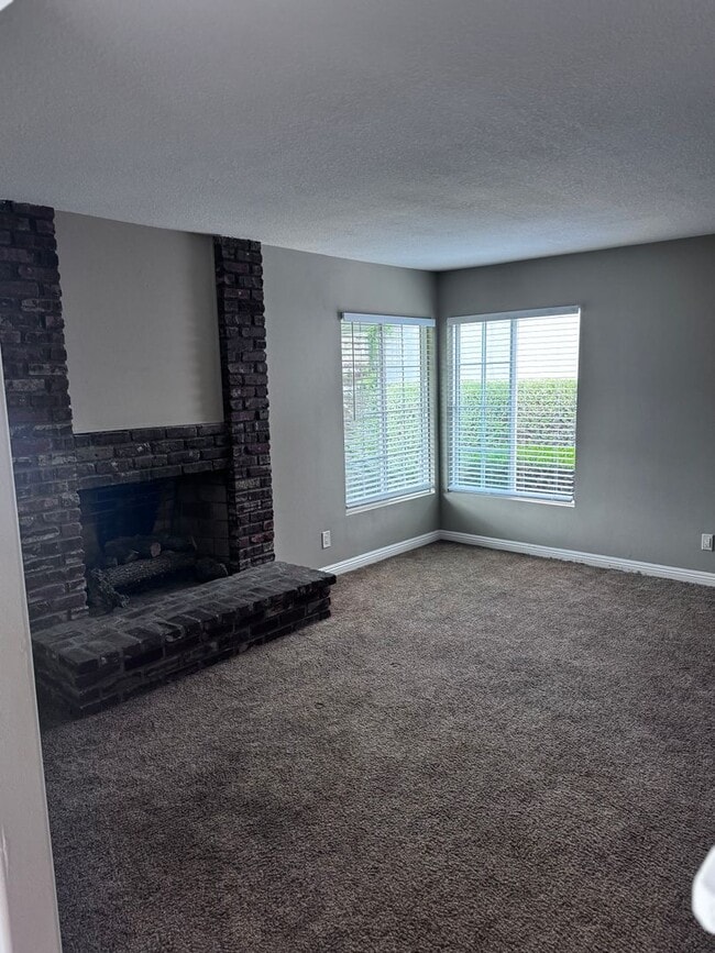 Building Photo - Beautiful 4 bed 2 baths house in a great a...