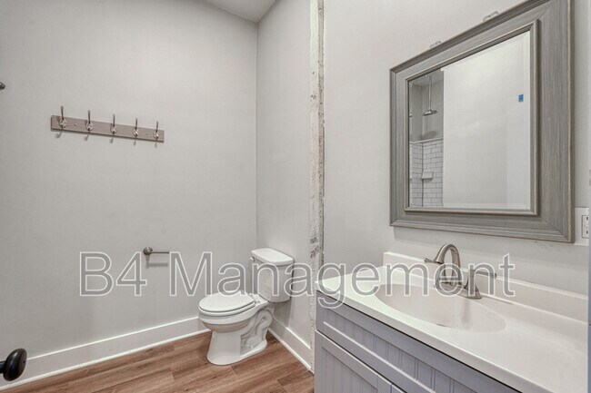 Building Photo - 654 Ravenel St