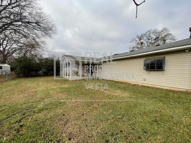 Building Photo - Spacious Three Bedroom Home in Warner Robi...