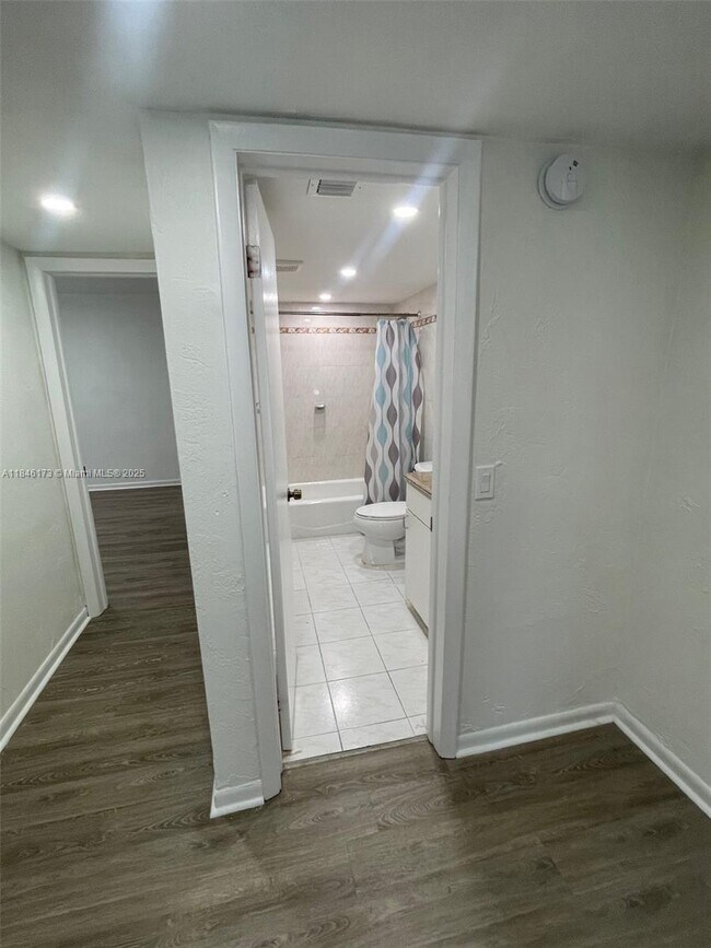 Building Photo - 10905 N Kendall Dr