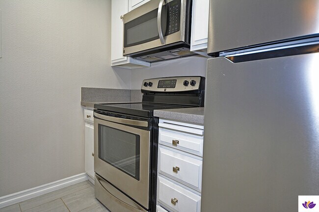Building Photo - 750 N Kings Rd
