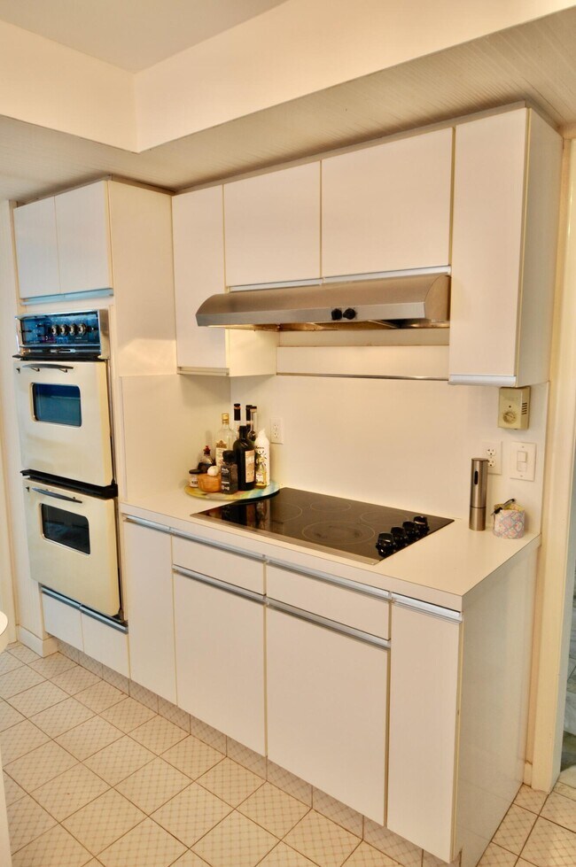 Building Photo - 2660 S Ocean Blvd