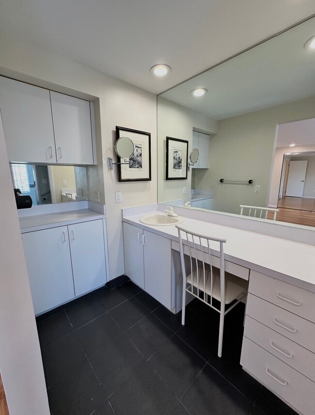 Building Photo - 5285 Hardwoods Dr