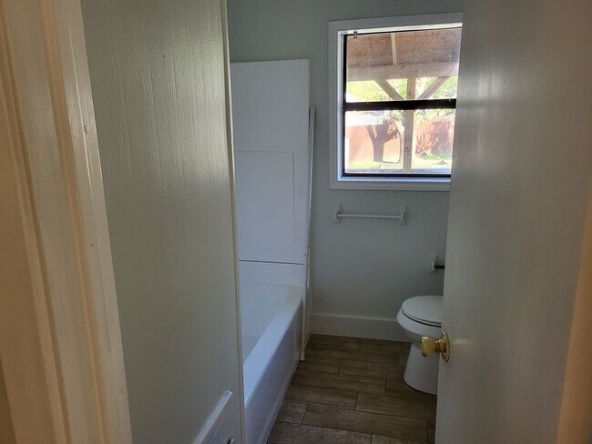 Building Photo - 614 Highland Ave