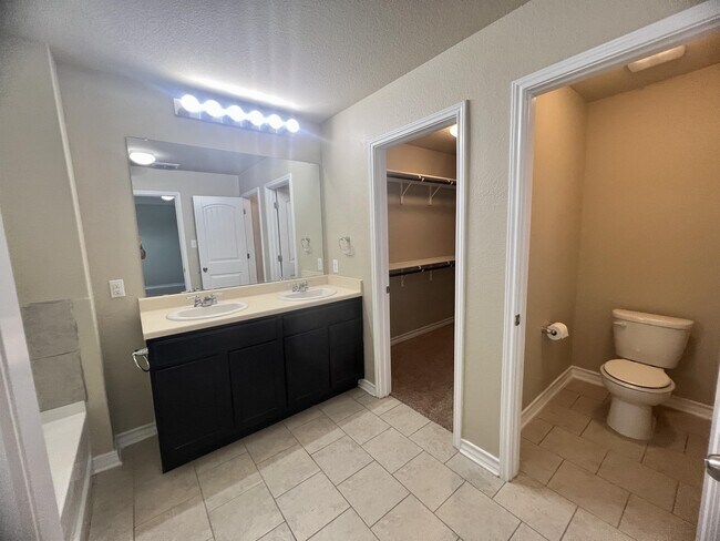 Building Photo - 10822 Shaenmeadow