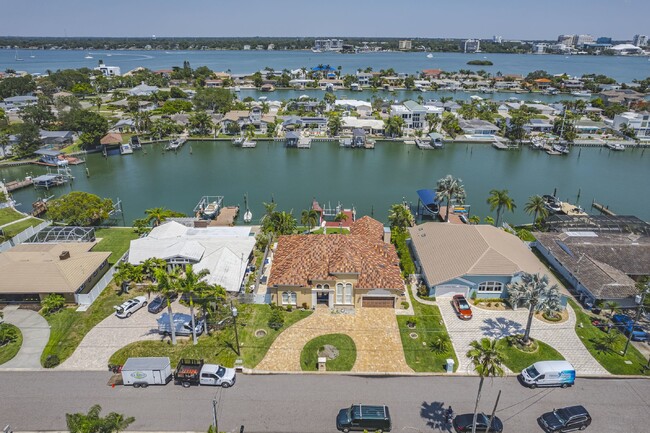 Building Photo - 4/3 Stunning Waterfront home in the heart of Clearwater Beach!