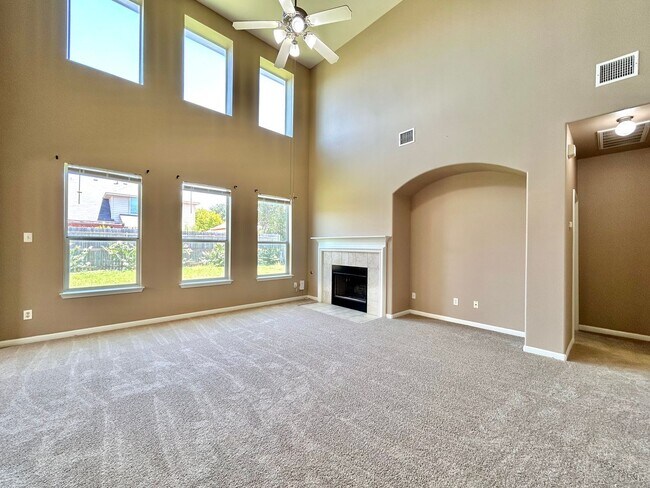 Building Photo - Your Next Home Awaits – Roomy, Bright & Co...