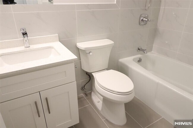 Building Photo - 1600 Center St