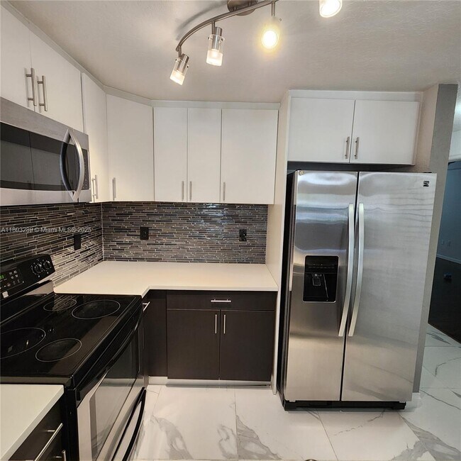 Building Photo - 2941 Riverside Dr