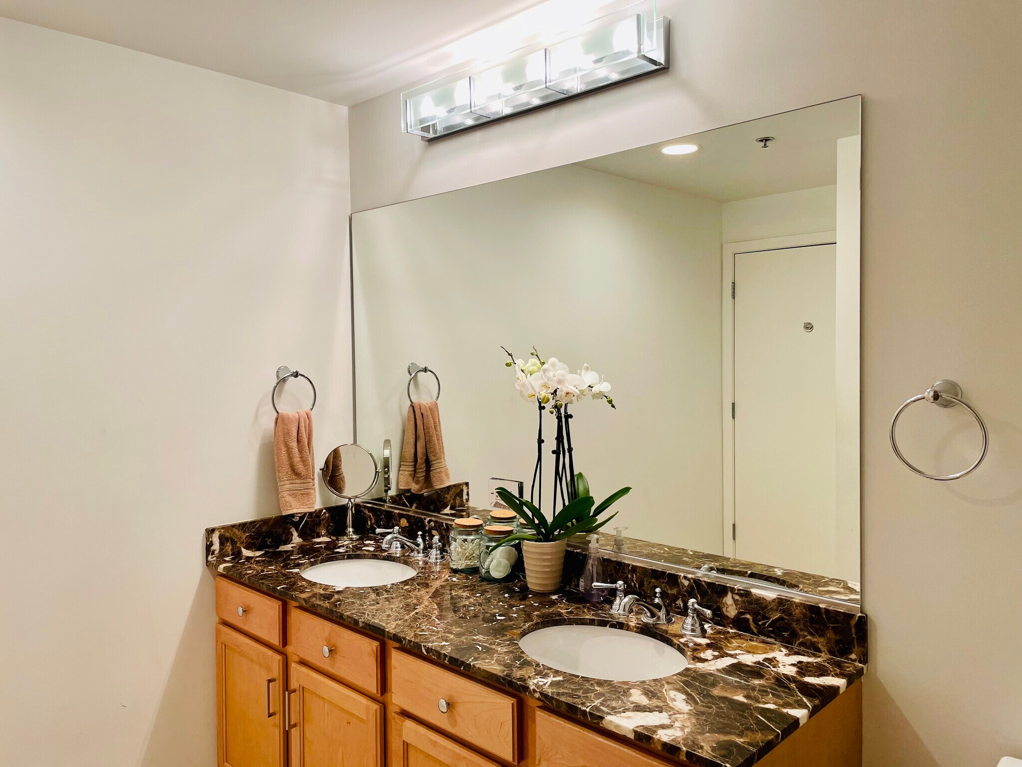 Building Photo - 909 W Washington Blvd