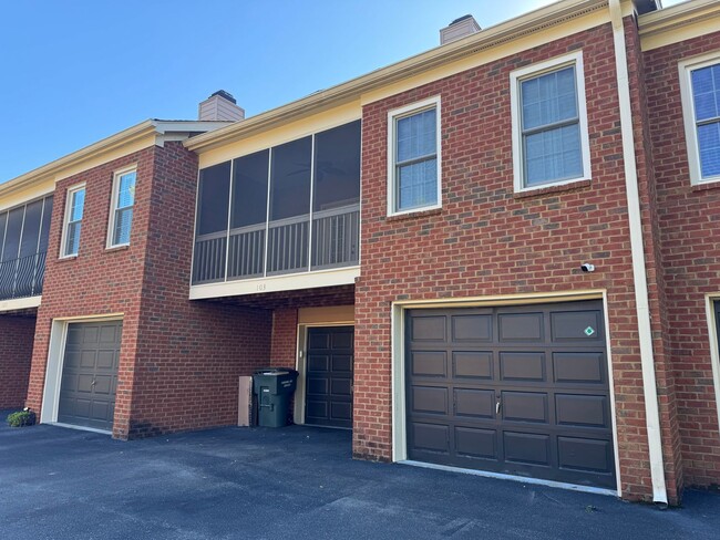 Building Photo - 2BR Bellevue Townhome