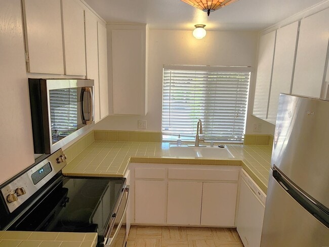 Building Photo - Rarely Available, Single-story, 2Bd 2Ba re...