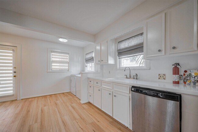 Building Photo - 1614 Ridgewood St