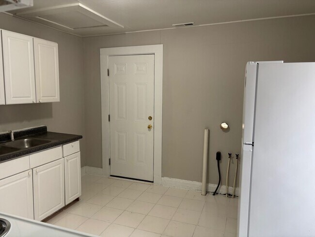 Building Photo - 2 BED, 1 BATH HOME LOCATED IN HIGH POINT