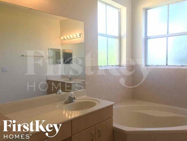 Building Photo - 11912 SW 126th Ln