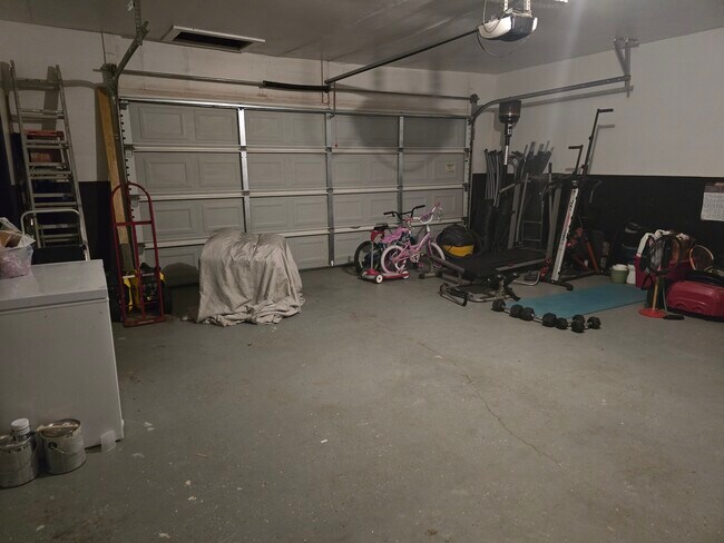 Building Photo - 1004 W Yucca Ave