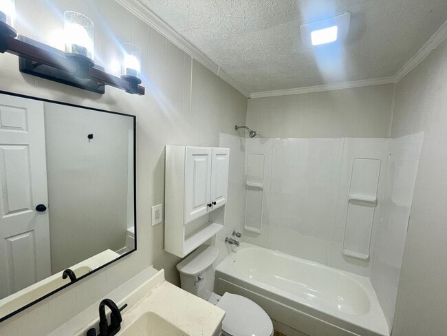 Building Photo - 2 Bed, 1 Bath Available NOW in Brandon!