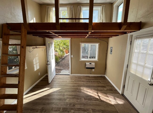 Building Photo - Spacious Westside 3-Bdrm + office & fenced yard!