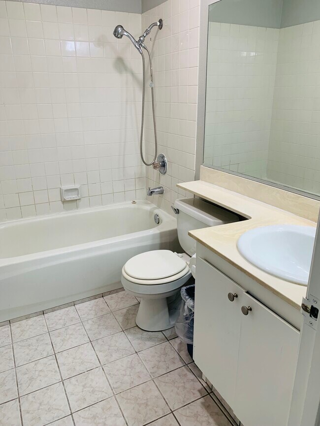 Main bathroom - 6200 Quicksilver Ave