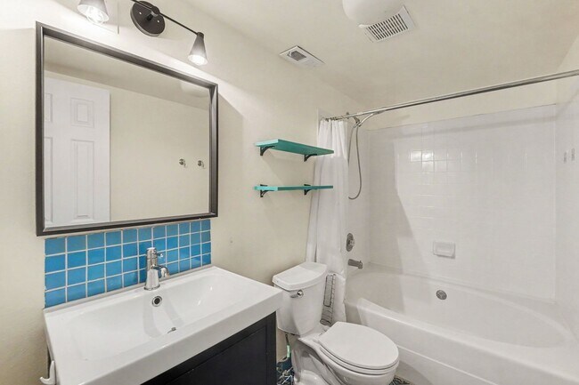 Building Photo - Bright Top-Floor 2 Bed, 2 Bath Condo with Loft & Vaulted Ceilings
