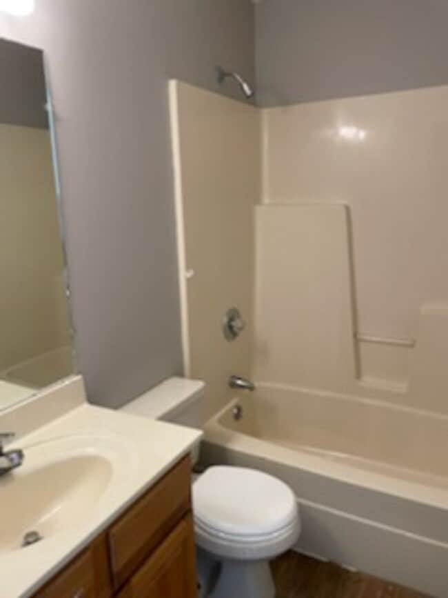 Building Photo - Charming 3 BD 2 BA Home!