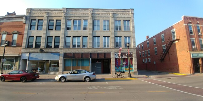 Building Photo - 15 E Main St