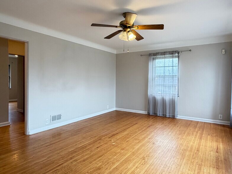 Building Photo - 5430 E 11th St