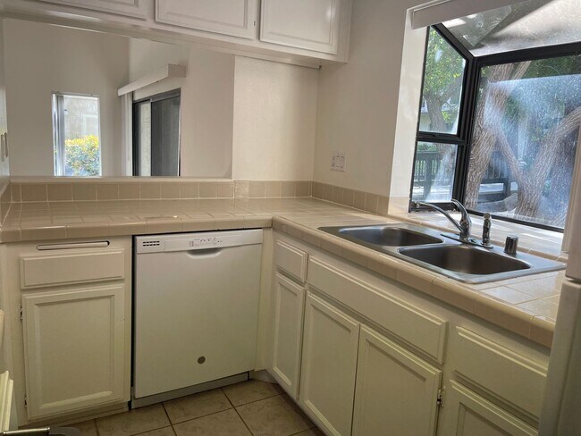 Building Photo - Adorable 1 bed 1 bath Apartment in Agoura Hills!