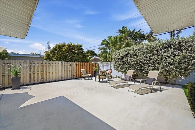 Building Photo - 2725 SE 2nd Ct