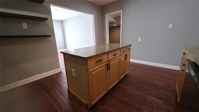 Building Photo - 936 E Shadowlawn Ave