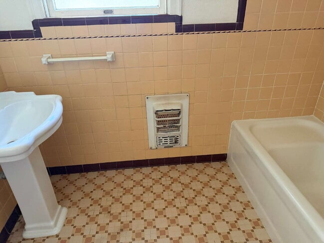 Building Photo - Beautiful two bedroom/1 bathroom with Original Details