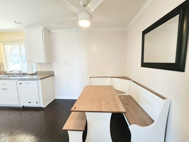 Building Photo - 2 bedroom townhouse