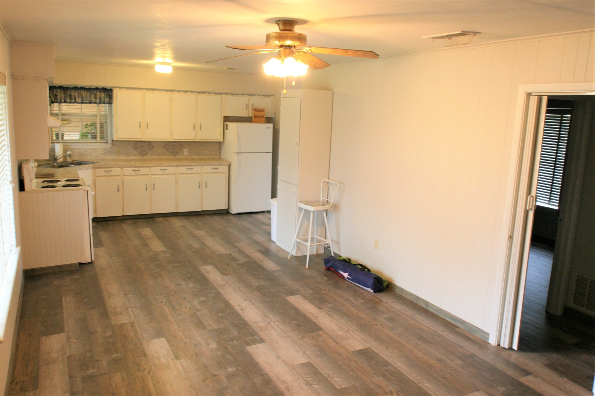 living room and kitchen - 503 Hilliard Dr