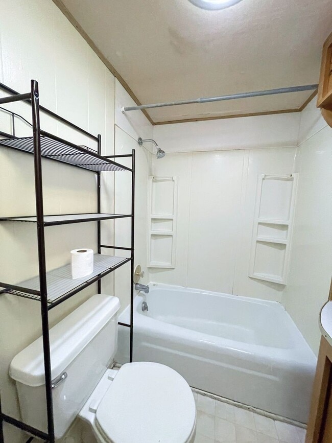 Building Photo - Large 2 bedroom home