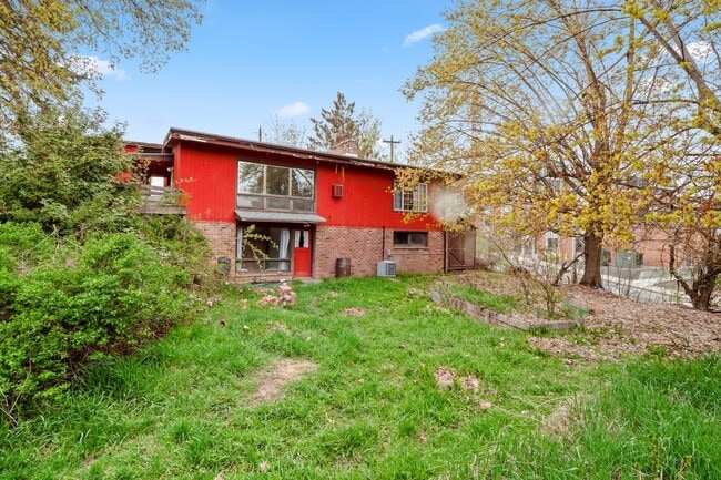 Building Photo - 4+ bed 2 bath available center of campus v...