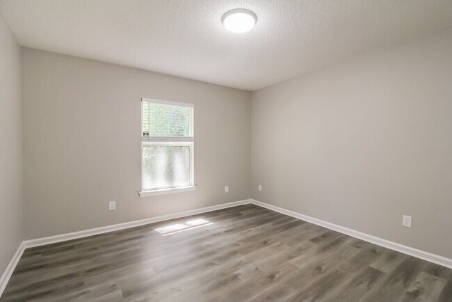 Building Photo - 1010 Whirlaway Cir S