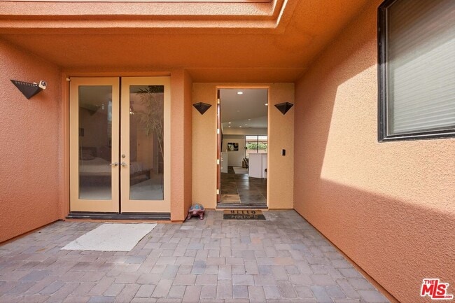 Building Photo - 50025-50021 Vía Aldea