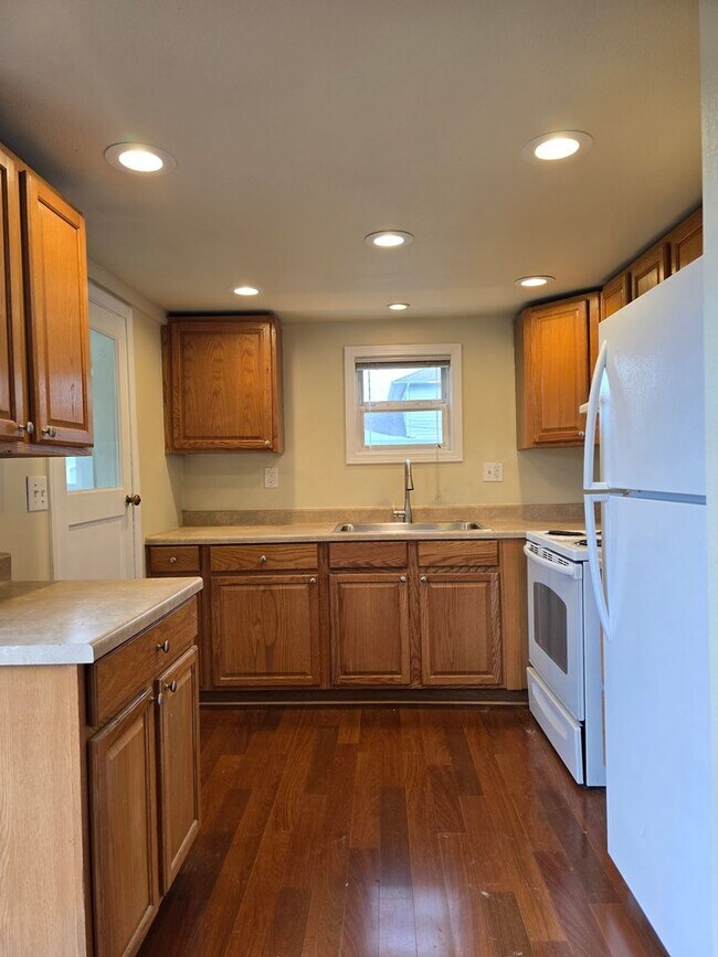 Building Photo - One Bedroom Duplex with Fenced Yard