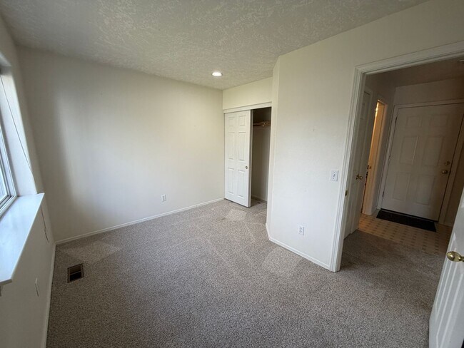 Building Photo - 3 Bedroom 2 bath Duplex