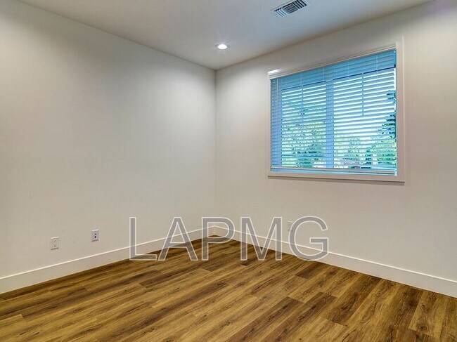 Building Photo - 5600 W 78th