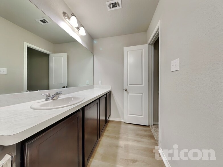 Building Photo - 9727 Marbach Hl