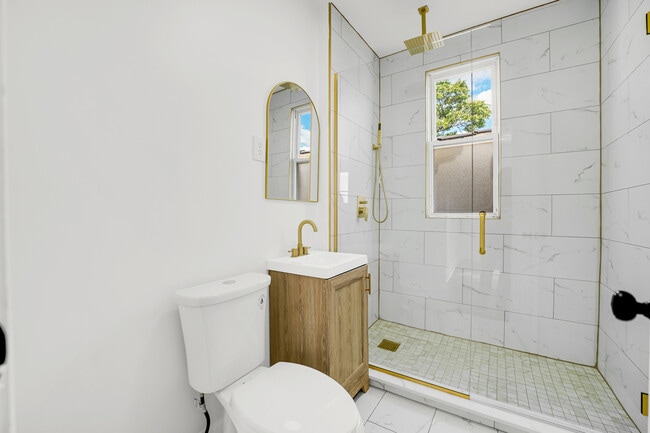 Building Photo - 3836 W Diversey Ave