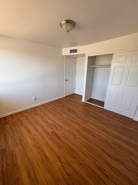 Building Photo - 5880 S Del Moral Blvd