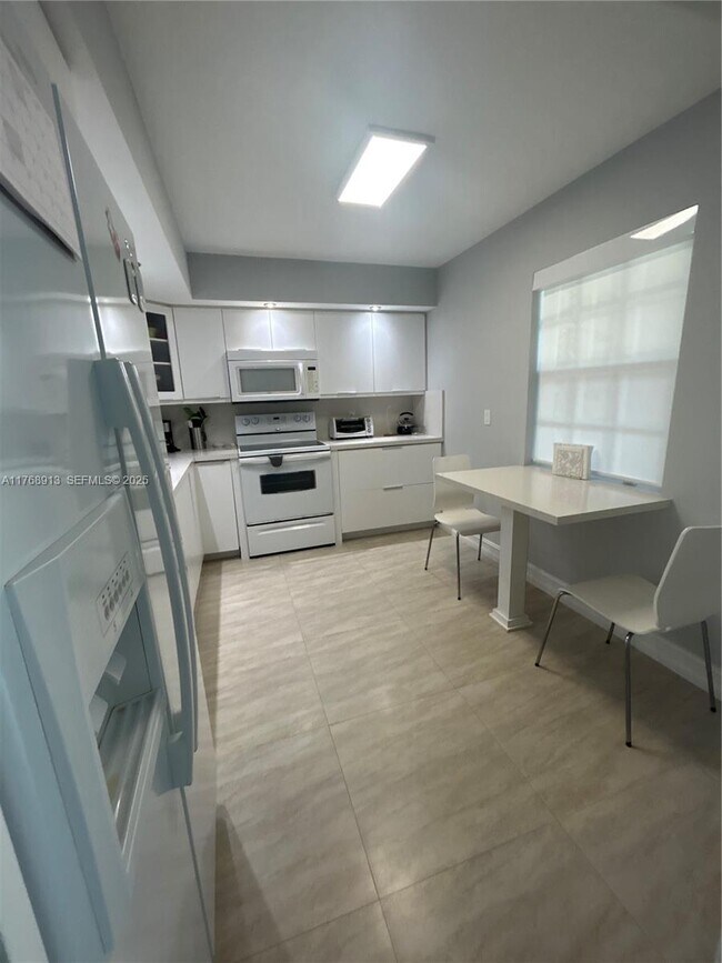 Building Photo - 4017 N Cypress Dr