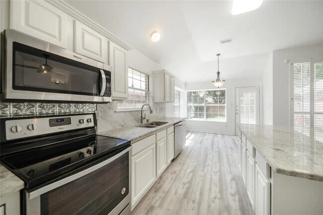 Building Photo - 4824 Holly Berry Dr
