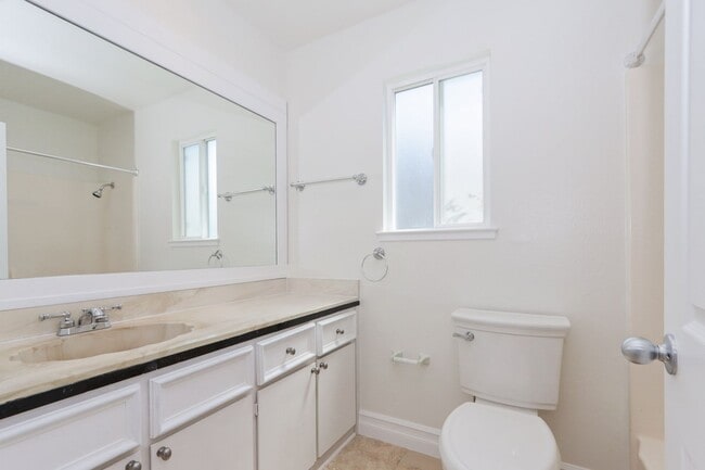 Building Photo - 3 Bed / 2.5 Bath light and spacious townho...