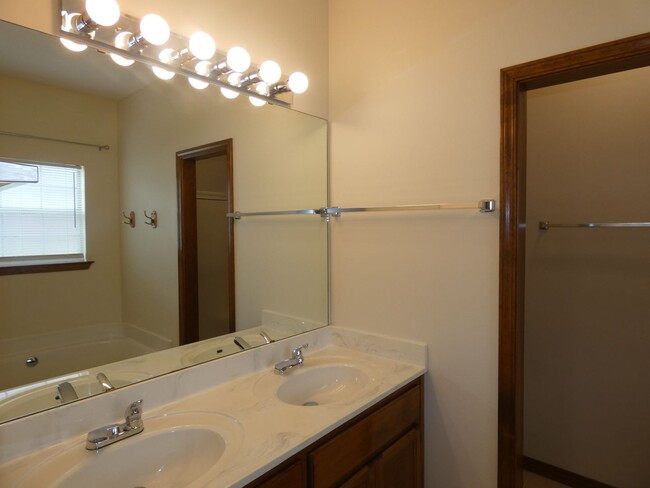 Building Photo - Custom Home On 1.78 Acre Lot