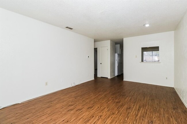 Building Photo - 323 W William Cannon Dr