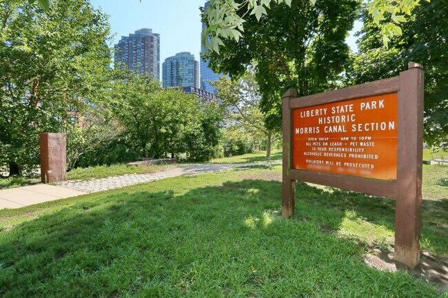 Building Photo - 66 Morris St